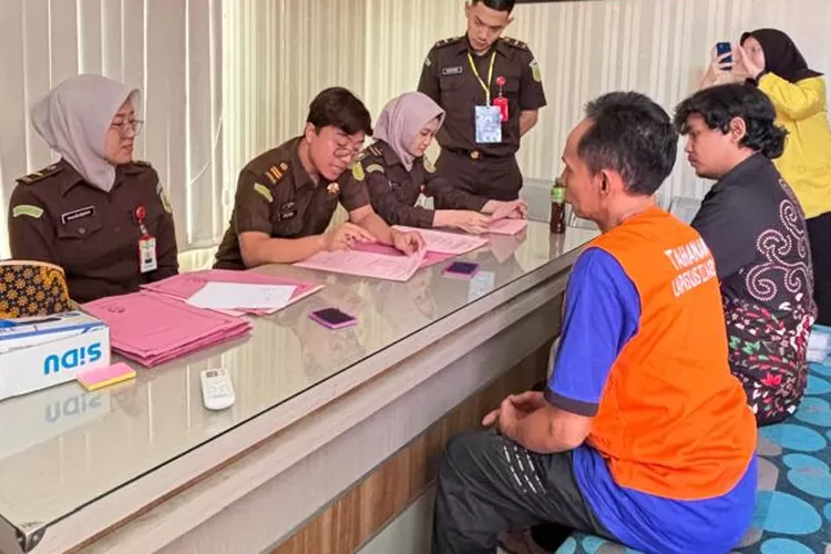 Proses penyerahan tersangka dan BB dugaan korupsi tukar guling tanah kas desa Botomulyo.  (Dokumen Kejari Kendal)