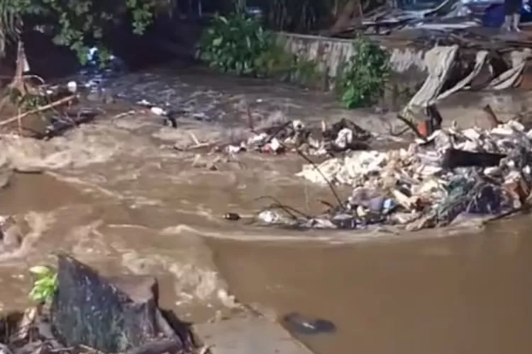 Sejumlah titik di kota Depok dilanda banjir besar, selain karena hujan deras sejak sore diduga banjir juga disebabkan tumpukan sampah (Tiktok/Info Depok)