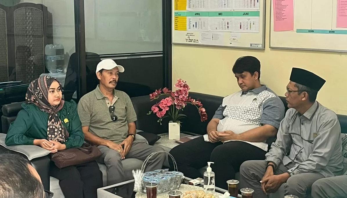  Tiara Puspita bersama Komisi D DPRD Karanganyar meninjau SPPG Tawangmangu (foto:Abdul Alim)