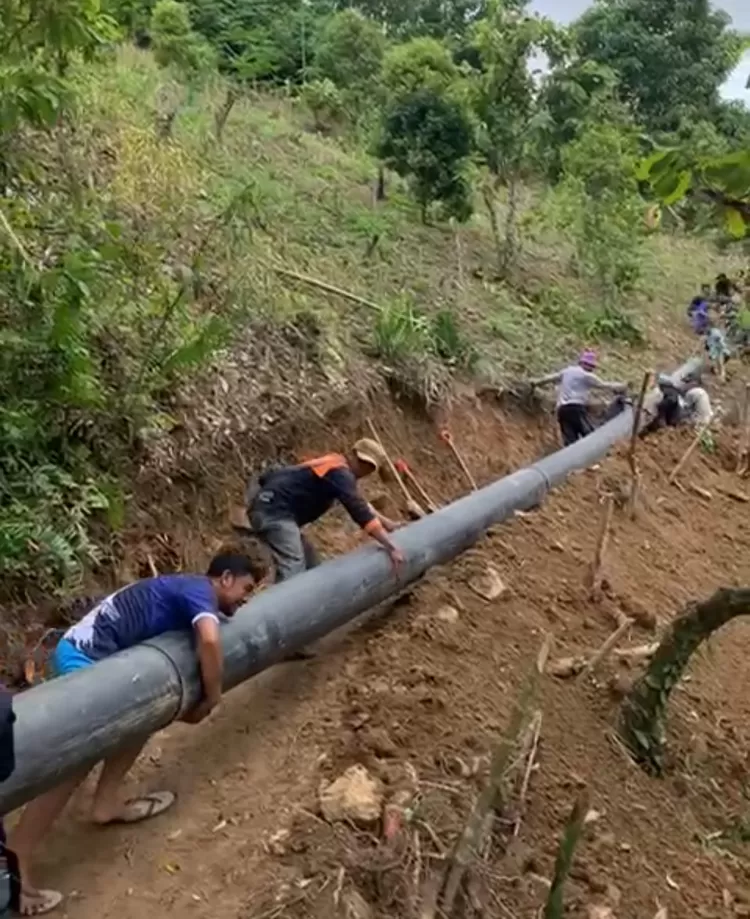 Perbaikan pipa air di Desa Powelua, Banawa Tengah 