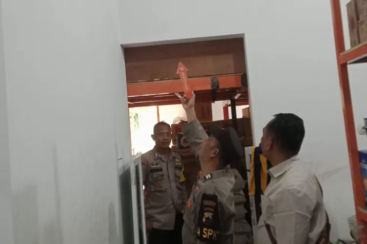 Polisi melakukan olah TKP di Toko RB 1 Mantap di jalan raya Boja Kaliwungu ikut&nbsp; Dusun Rejomulyo Desa Protomulyo Kaliwungu Sselatan.  (Dokumen)