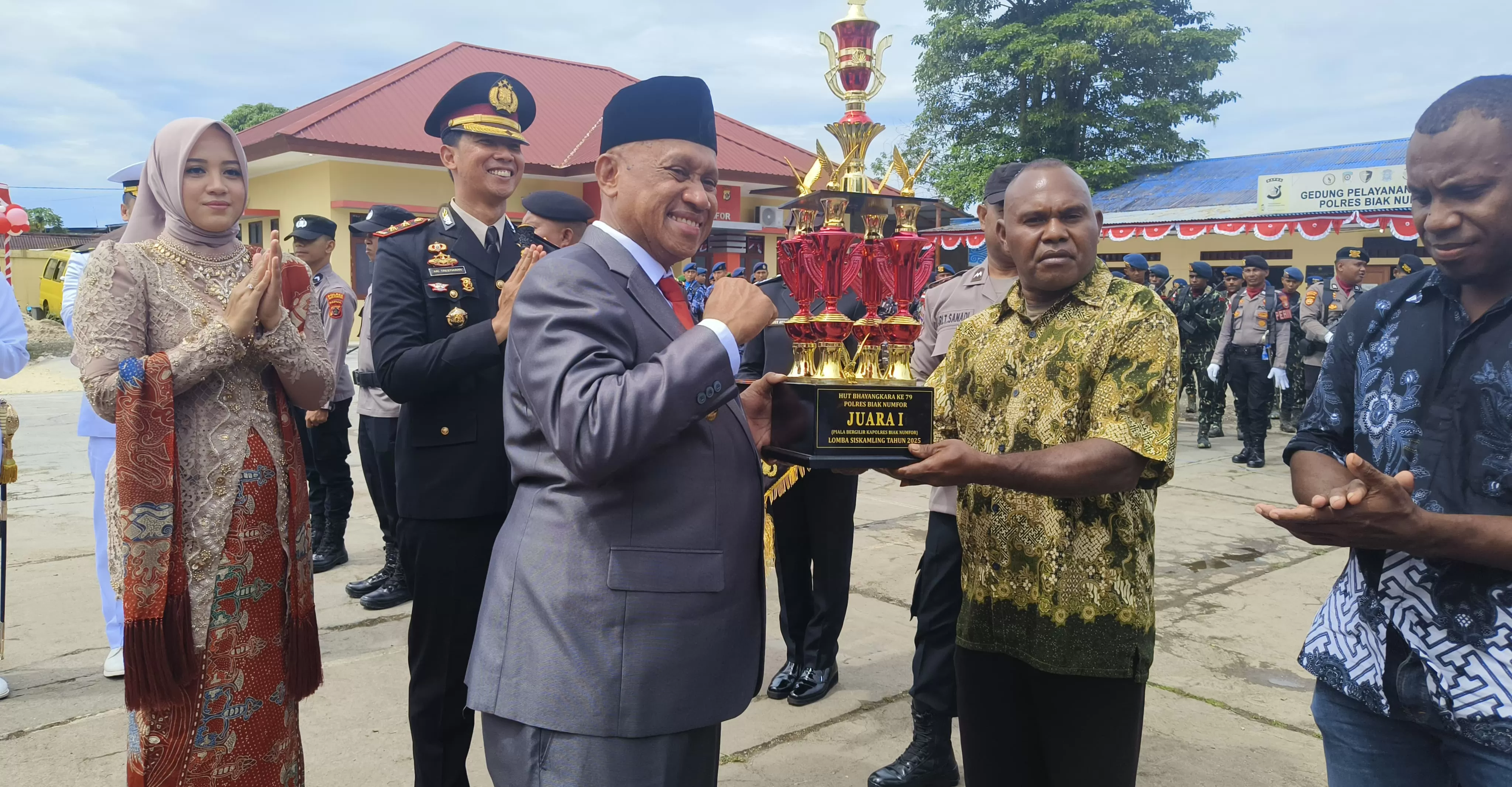 Bupati Biak Numfor saat menyerahkan piala bergilir kepada juara Kampung Siskamling, pad ahUT Bhayangkara ke 79, (1/7). (CENDERAWASIH POS/ISMAIL)