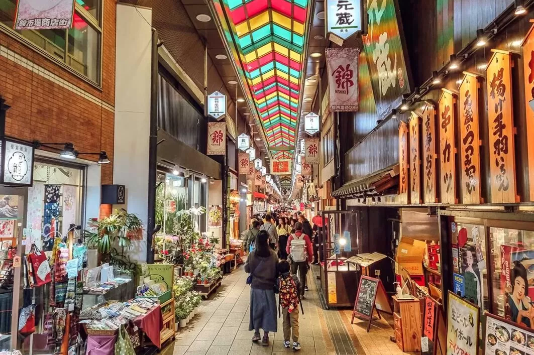 Nishiki Market, pasar tradisional di Kyoto berumur 400 tahun ini sangat populer di warga lokal dan turis.   (planmyjapan.com)