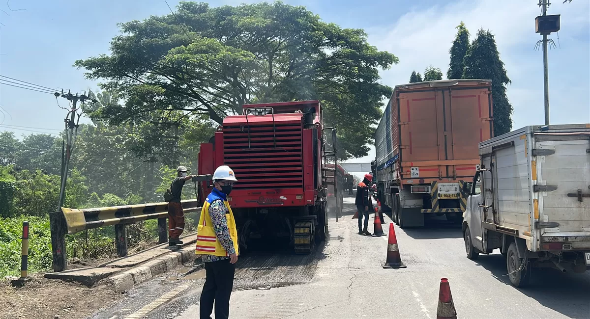 Menjelang arus mudik Lebaran 2026, Pemerintah mempercepat perbaikan jalan rusak dan berlubang di sejumlah titik strategis. (Kalimantansatu.com/Dok. IST)