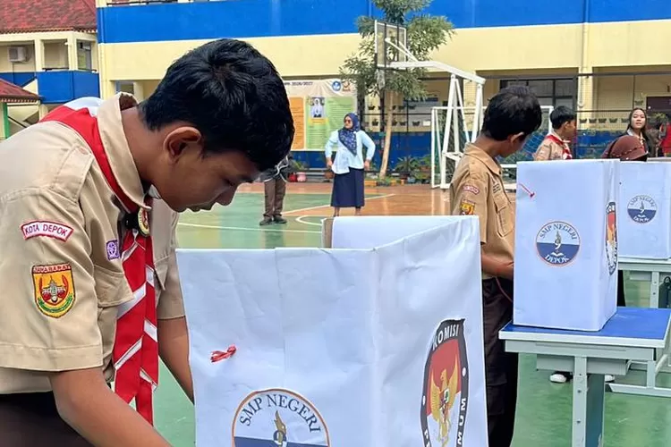 Siswa SMPN 9 Depok saat memberikan hak suara dalam pemilihan Ketua Osis.  (ANDIKA EKA/RADAR DEPOK)