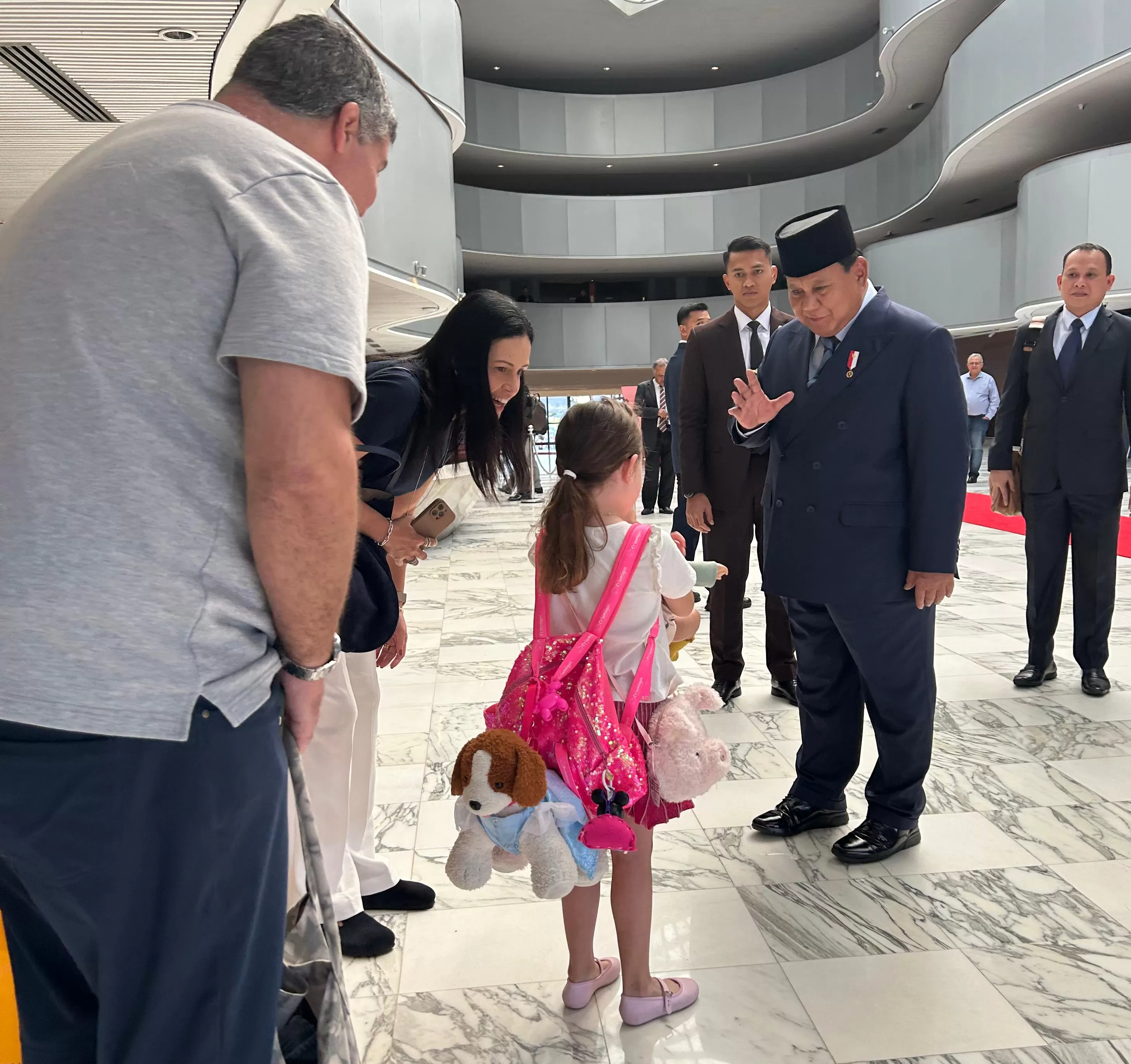 Prabowo berbincang dengan bocah asal Brasil.