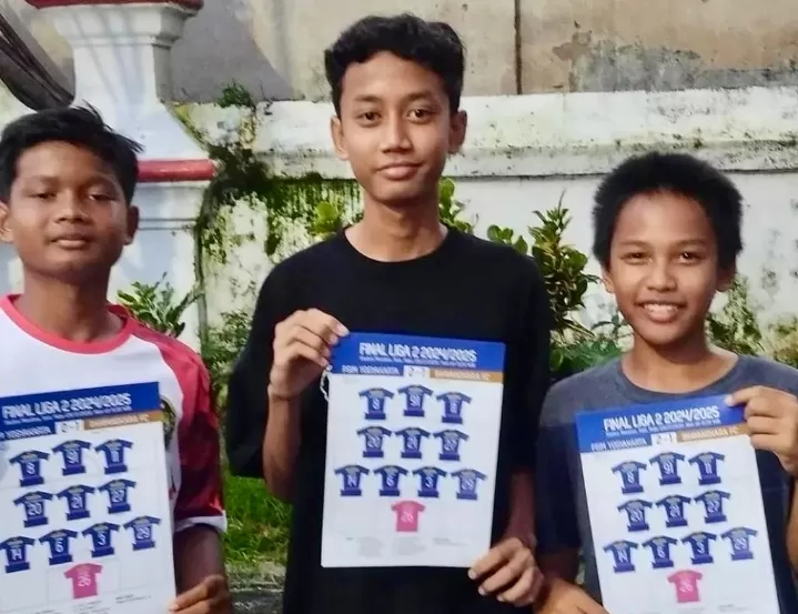 Poster yang dijual untuk membantu Muammar Khadafi hadapi dampak banjir bandang Aceh