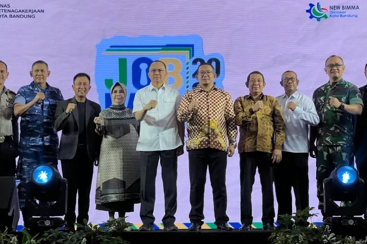 Wakil Ketua 1 DPRD Kota Bandung, Toni Wijaya, S.E., S.H., bersama Sekretaris Komisi D DPRD Kota Bandung, drg. Maya Himawati, Sp.Orto., menghadiri bursa kerja Kota Bandung, di Graha Manggala Siliwangi, Kota Bandung, Rabu, 6 November 2024. Ariel/Humpro DPRD Kota Bandung (Ist)