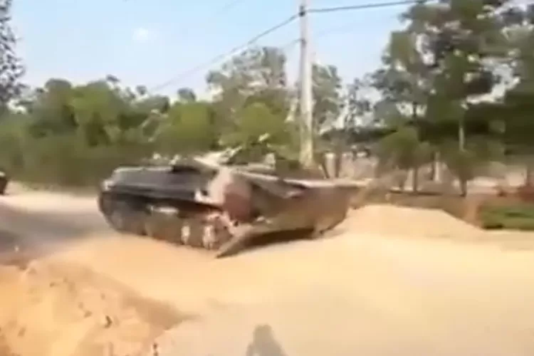 Viral Video Tank Lalu Lalang, Diduga Milik Militer Kamboja di Tengah Konflik Memanas dengan Thailand (Ist)