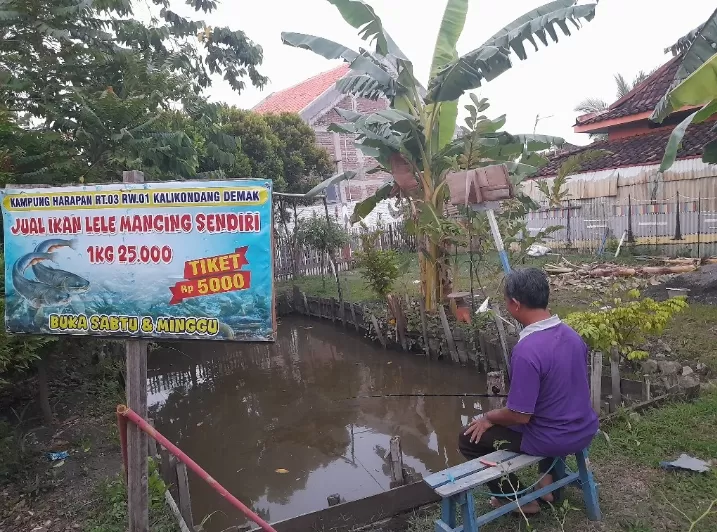 Kolam pancing lele kini menghiasi taman Kampung Harapan Desa Kalikondang Kecamatan Demak. Destinasi wisata baru murah meriah bagi warga. Foto : dok