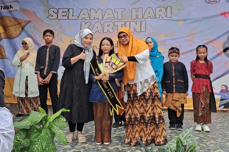 Mojang Jajaka terpilih dalam lomba memperingati Hari Kartini, Shahnaz Rahilla berfoto bersama kepala sekolah SD Negeri Sindangbarang 1