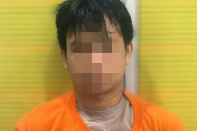 SS, yang ditangkap personil Satres Narkoba Polres Tapsel, dalam kasus dugaan penyalahgunaan narkoba jenis sabu di area perkebunan kelapa sawit milik PTPN III Perkebunan Hapesong, Kamis (12/6/2025).(Realitasonline.id - RI)