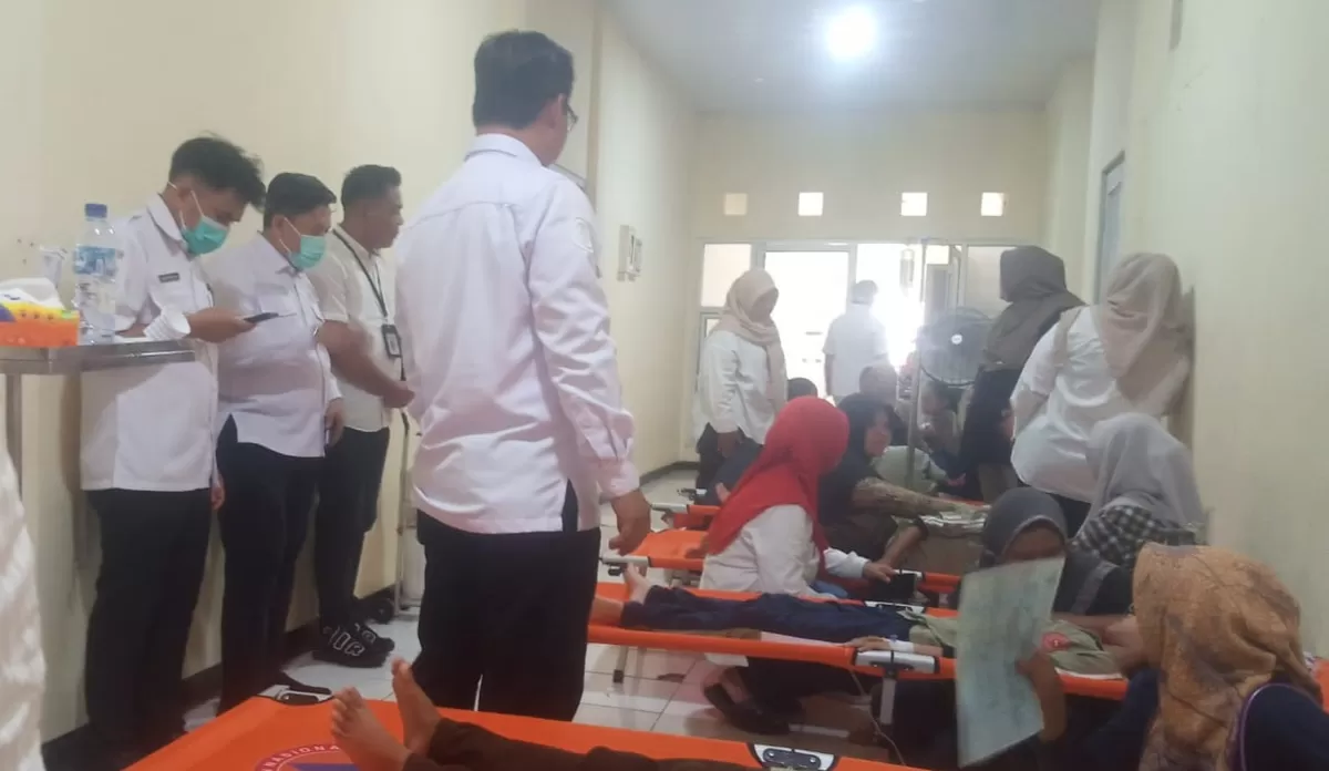 Belasan siswa SD di Pagelaran Cianjur diduga keracunan es jeli. (FOTO: Ist)