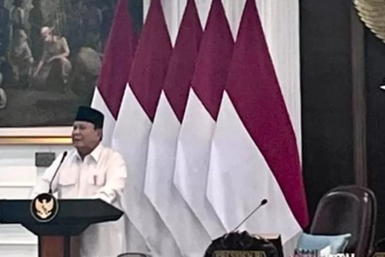 Presiden Prabowo Subianto (kiri) memberikan arahan-arahan kepada jajaran menteri dan wakil menteri Kabinet Merah Putih serta kepada kepala badan dalam Sidang Kabinet Paripurna di Ruang Sidang Kabinet, Kantor Presiden, Istana Kepresidenan, Jakarta, Jumat (21/3/2025). ANTARA/Fathur Rochman