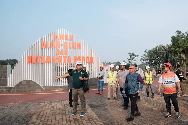 Walikota Depok, Mohammad Idris saat meninjau Taman Alun-Alun dan Hutan Kota Depok wilayah barat dekat Situ Tujuh Muara, Kelurahan/Kecamatan Bojongsari. (ISTIMEWA)