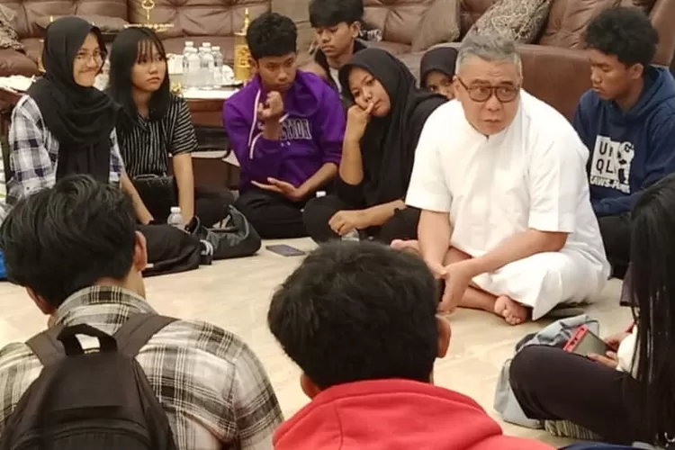 Ahmad Ali duduk melantai dengan Gen-Z di kediamannya pada Minggu malam (8/9/2024). 