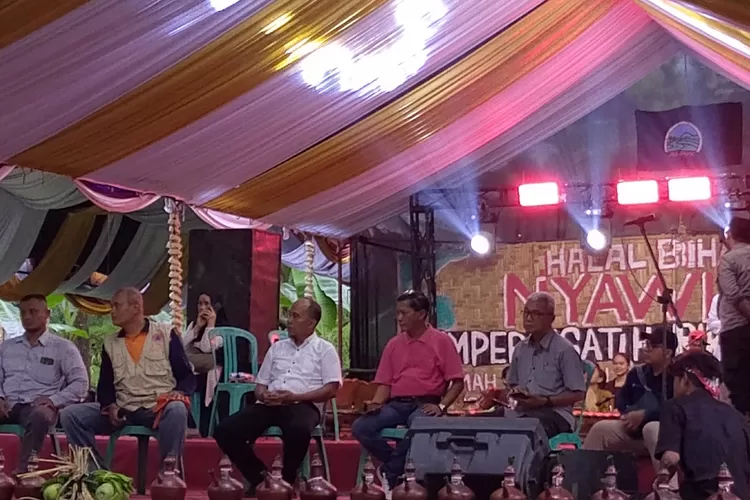 Jaringan Masyarakat Peduli Pegunungan Kendeng (JM-PPK) saat menggelar Halal Bi Halal di Omah Sonokeling, Desa Sukolilo, Kabupaten Pati, Jawa Tengah, Minggu (21/4/2024)