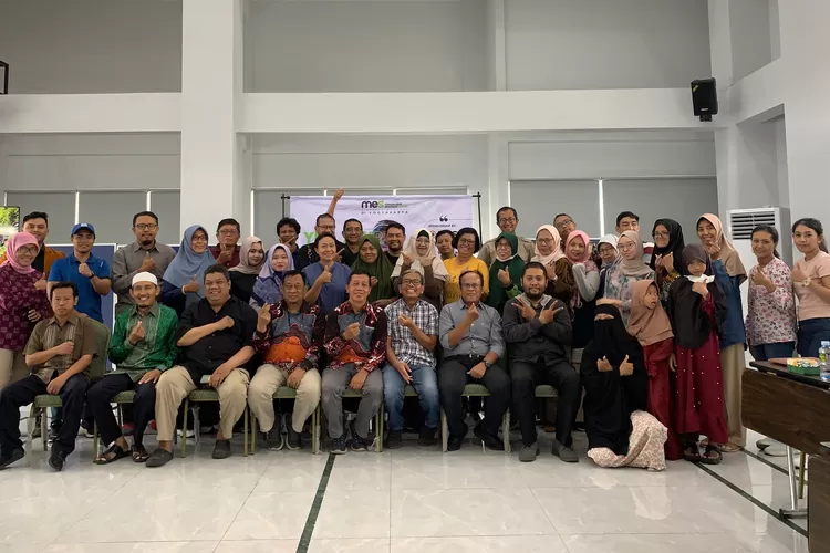 Pembicara dan peserta Financial Planning Series 1: Mengatur Dompet Sendiri berfoto bersama dalam acara yang digagas Masyarakat Ekonomi Syariah (MES) DIY di Bank Syariah BDS, Sabtu (8/2/2025).  (Foto: Dok. Istimewa)