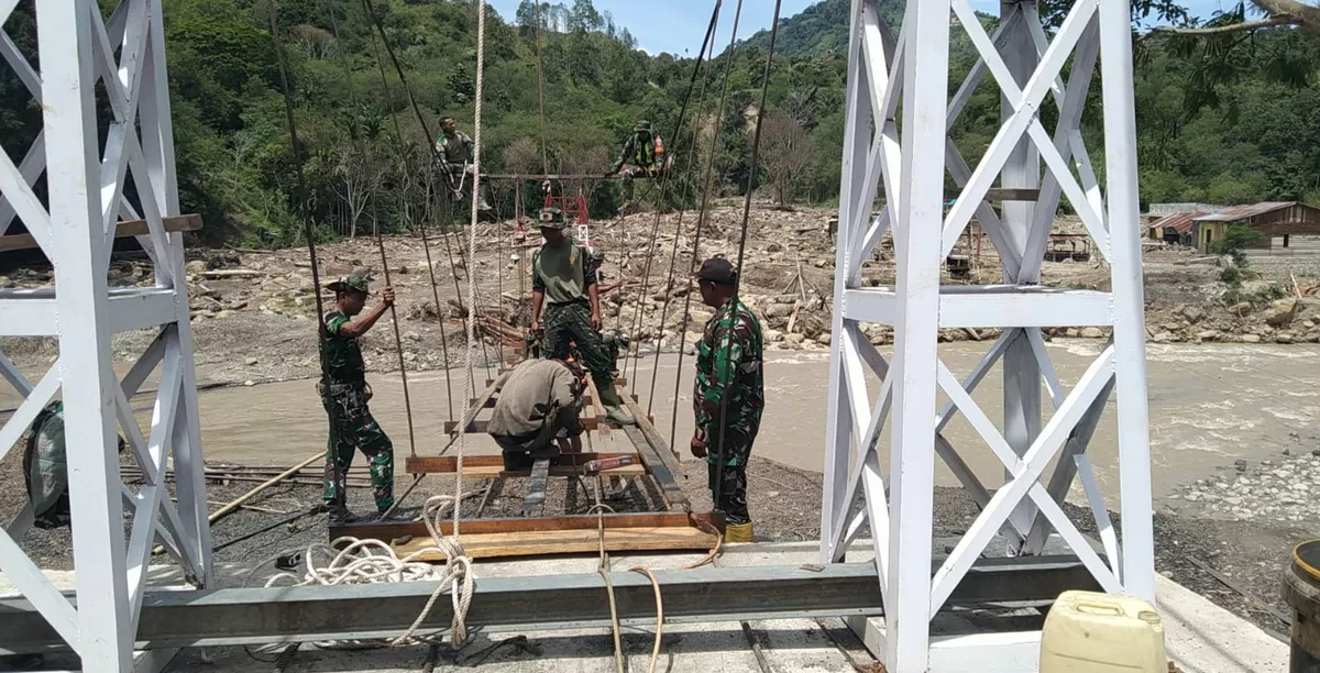 Pembangunan jembatan gantung sepanjang 120 meter di Desa Burlah, Kecamatan Ketol, Kabupaten Aceh Tengah, menunjukkan progres signifikan hingga Selasa (24/2/2026). (Kalimantansatu.com/Dok. Dispenad)