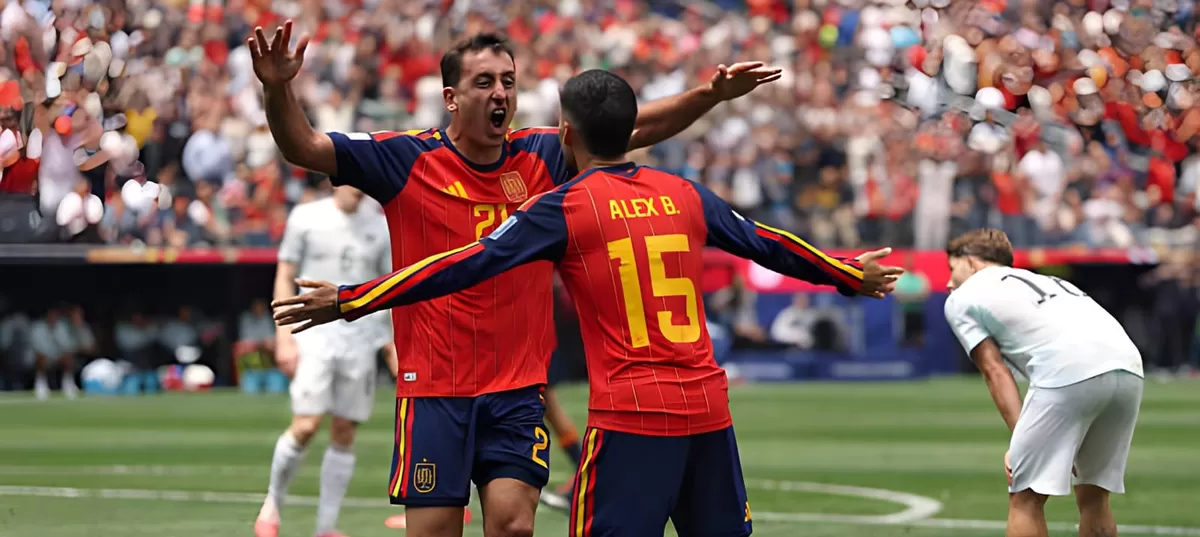 Mikel Oyarzabal merayakan gol pembuka Spanyol atas Austria bersama Alex Baena (FIFA)