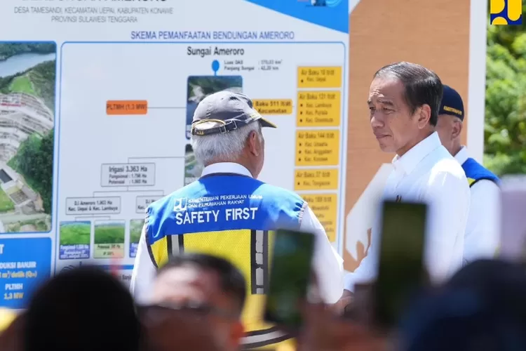 Presiden Joko Widodo (Jokowi) meresmikan Bendungan Ameroro dan Penataan Kawasan Strategis Pariwisata Nasional (KSPN) Wakatobi, Sulawesi Tenggara. 