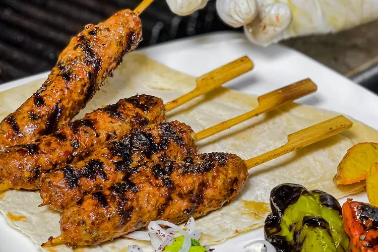 Ilustrasi - Sate lilit sapi menu yang cocok dihidangkan saat Idul Adha (Pexels / @ENESFİLM)