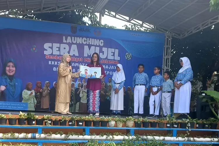 Ketua TP PKK Kota Depok, Siti Barkah bersama Camat Sukmajaya Christine Desima saat hadir dalam launching program Sera Mijel di SDN Mekarjaya 31, Kamis (30/10/2025).  (ANDIKA EKA/RADAR DEPOK)