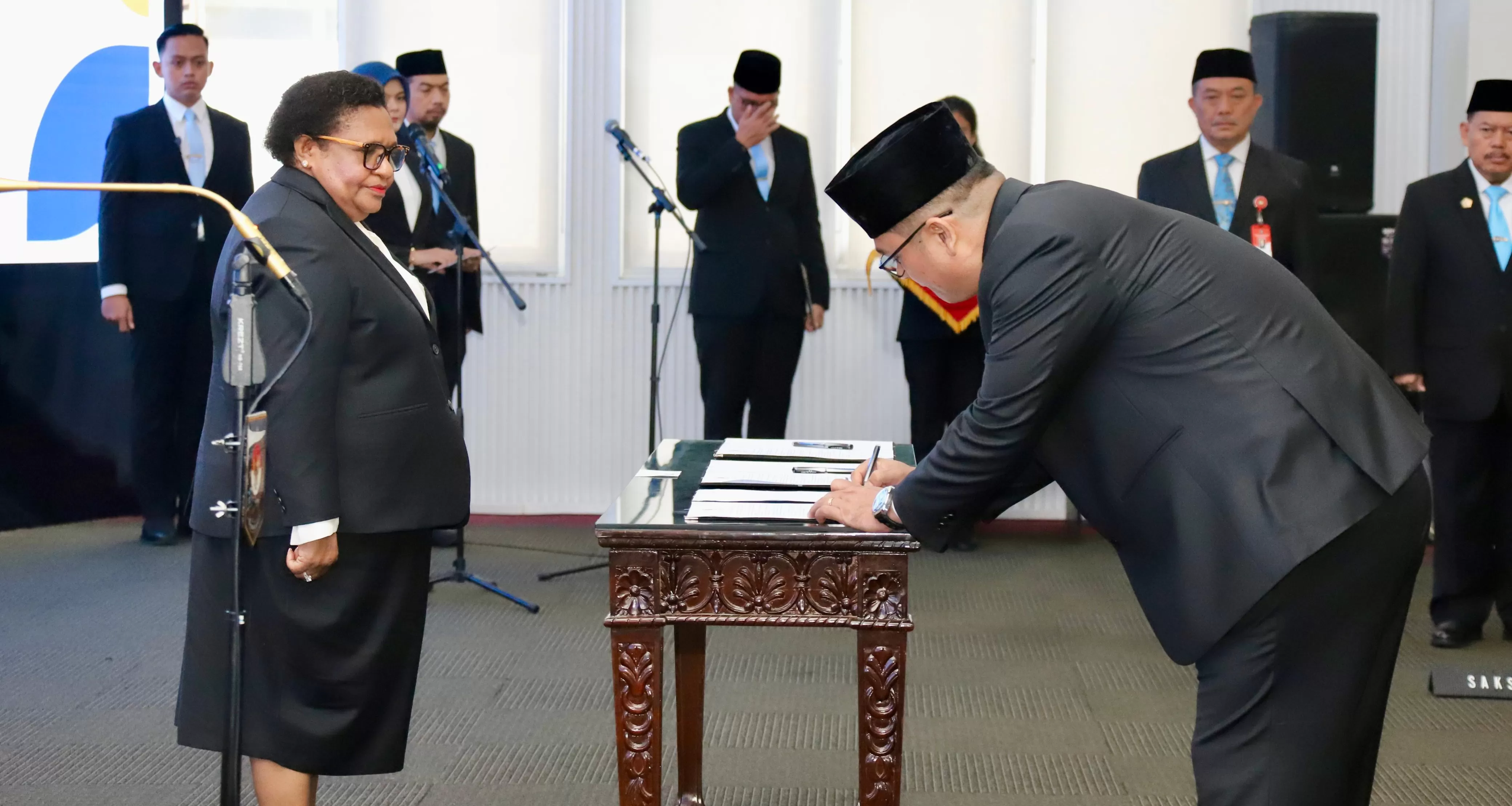 Wakil Menteri Dalam Negeri (Wamendagri) Ribka Haluk melantik tiga pejabat di lingkungan Kementerian Dalam Negeri (Kemendagri). (Kemendagri)