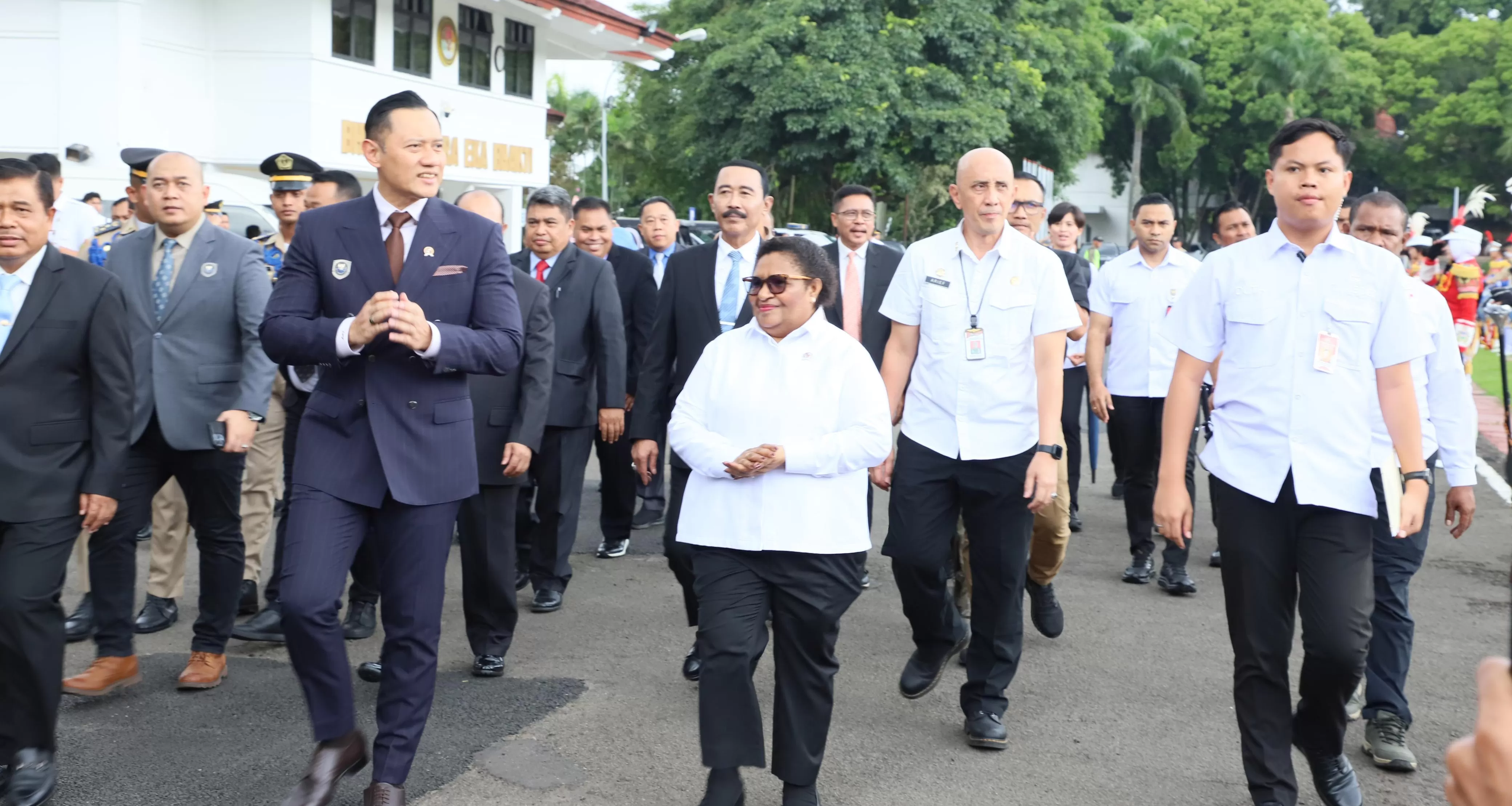 Menko Infrastruktur dan Pembangunan Kewilayahan, Agus Harimurti Yudhoyono, bersama Wamendagri, Ribka Haluk, dan pejabat lainnya dalam peresmian gedung Fakultas IPDN Jatinangor pada Rabu, 7 Mei 2025. (Kemendagri)