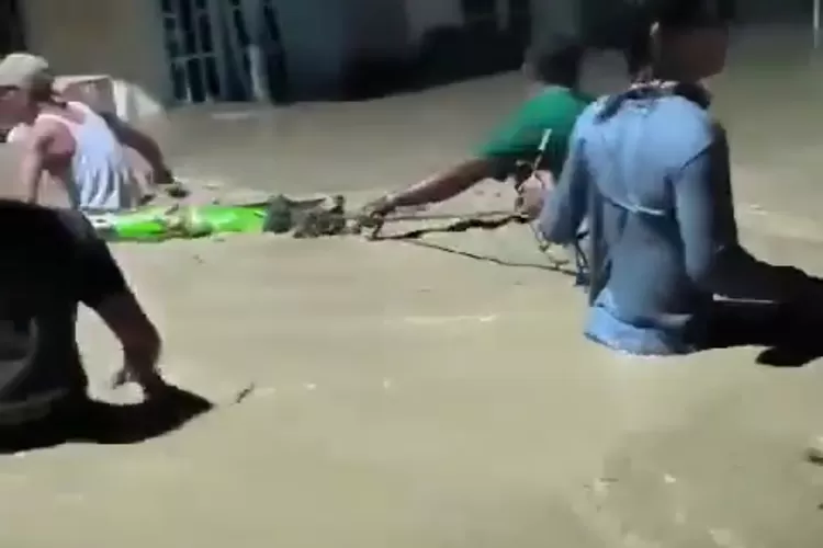 Suasana banjir di salah Desa Ciuyah Kecamatan Waled Kabupaten Cirebon (X @muhammad_assaewad)