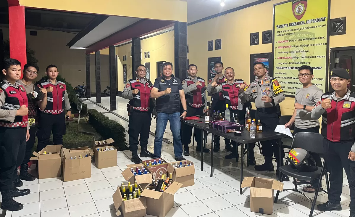 Petugas Satuan Samapta Polres Subang menunjukkan barang bukti miras hasil patroli yang dipimpin Kasat Samapta Polres Subang AKP Irlianto, Rabu, 22 April 2026 malam (Dok. Istimewa)