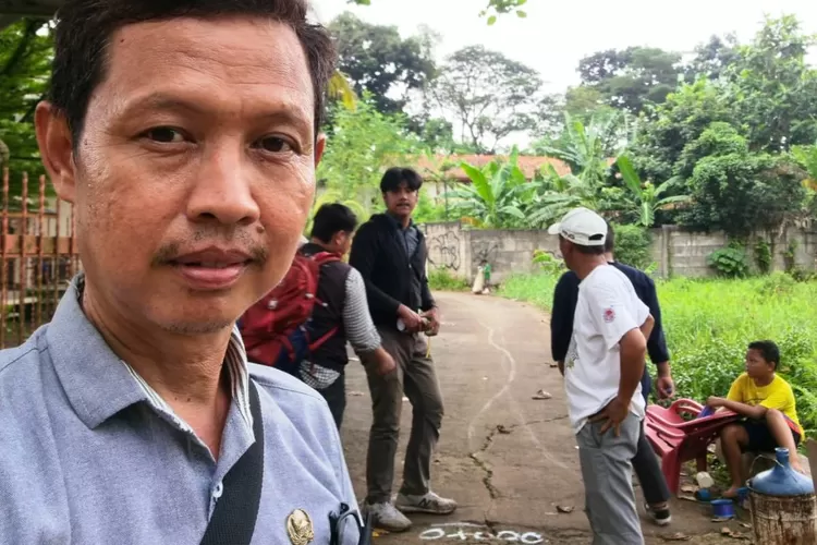 PROYEK : Pegukuran jalan di lingkungan Kelurahan/Kecamatan Bojongsari, Kota Depok, sebelum berjalannya proyek peningkatan jalan lingkungan, Kamis (25/4). (ALDY RAMA/RADAR DEPOK)