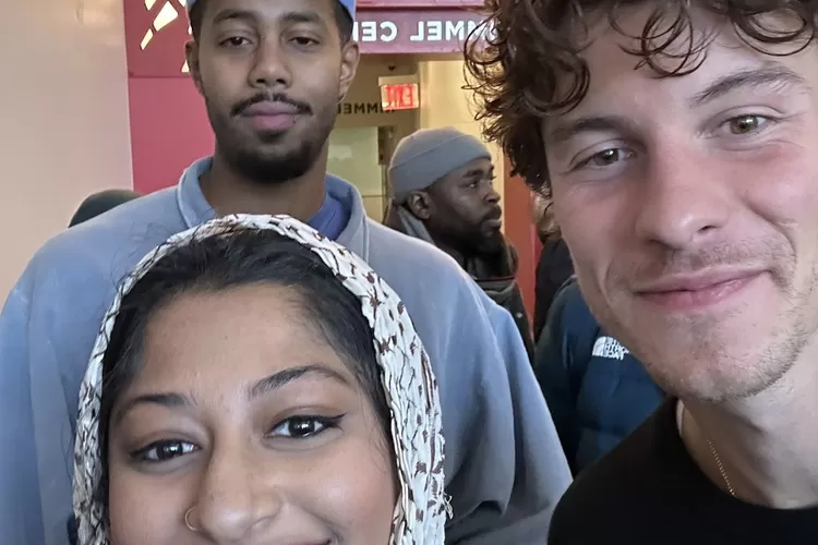 Shawn Mendes kedapatan ikut shalat Jumat (Foto: Gorajuara/ X/ @perfectlytried)