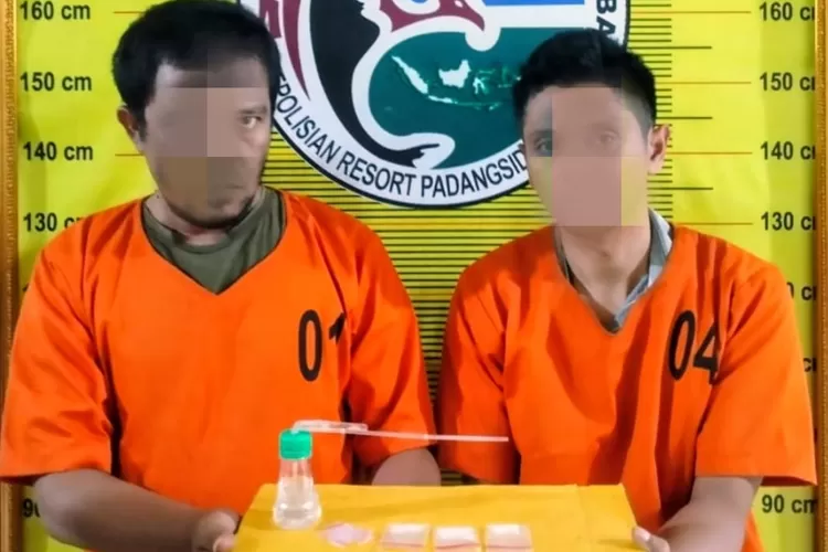Dua pelaku penyalahgunaan narkotika yang ditangkap jajaran Satresnarkoba Polres Padangsidimpuan, kemarin (Foto : Realitasonline / Riswandy)