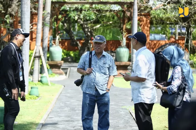 Menteri Pekerjaan Umum dan Perumahan Rakyat (PUPR) Basuki Hadimuljono meninjau venue Cultural Night World Water Forum ke-10 di Taman Bhagawan di Tanjung Benoa, Badung, Bali pada Sabtu (18/5/2024).