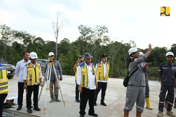 Menteri PUPR Basuki Hadimuljono melakukan peninjauan konstruksi Jalan Tol Bayung Lencir - Tempino sepanjang 33 km yang berada di Kabupaten Muaro Jambi, Kamis (18/04/2024).