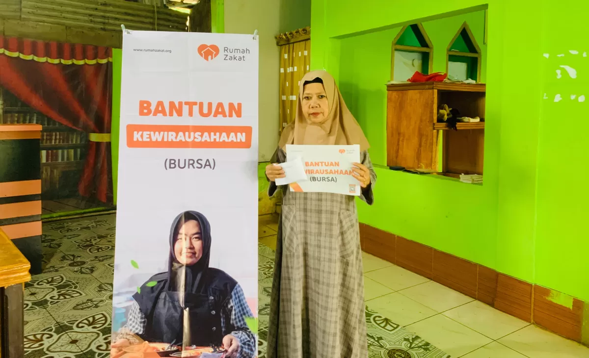 Ibu Titih, pensiunan guru di Desa Cibinonghilir, Cianjur, menerima bantuan penyertaan modal usaha dari Rumah Zakat dan OCBC Syariah. (FOTO: Ist)
