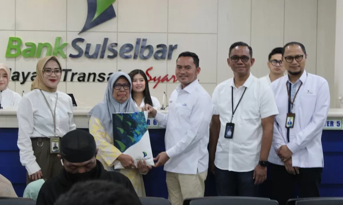 Komisaris Independen PT TASPEN, Ariawan, memonitor langsung penyerahan THR di sejumlah mitra bayar di Makassar. (Kalimantansatu.com/Dok. TASPEN)
