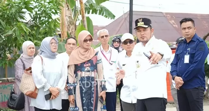 PERHATIAN: Gubernur Rudy Mas'ud saat mengunjungi area Puskib pada kunjungan ke Balikpapan. (IST)  