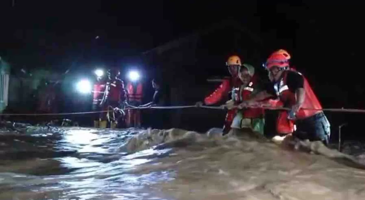 Tim Basarnas sedang melakukan evakuasi warga yang terkena banjir./net