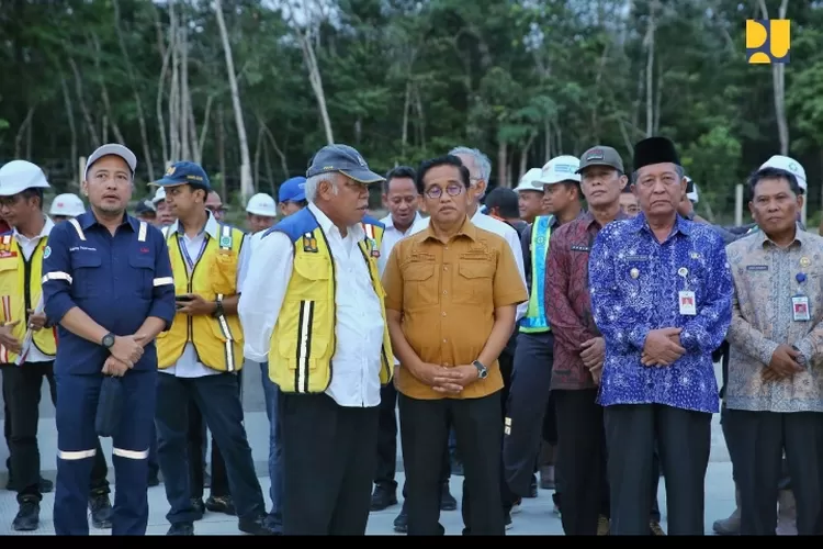 Menteri Pekerjaan Umum dan Perumahan Rakyat (PUPR) Basuki Hadimuljono melakukan peninjauan progres pembangunan ruas Palembang - Betung, yang merupakan bagian dari Jalan Tol Kayu Agung - Palembang - Betung (Kapalbetung).