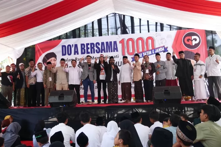 relawan Gerakan Peduli (GP) pendukung Ganjar Pranowo Bakal Calon di Atap Laju Cafe Jalan Ambon Blok H RT 2/13, Cinere, Kota Depok. Mereka ngadakan doa bersama dengan anak yatim di ultah Ganjar Pranowo. (ISTIMEWA )