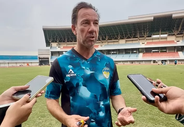 Van Gastel saat berbincang dengan media usai latihan PSIM (Harminanto)