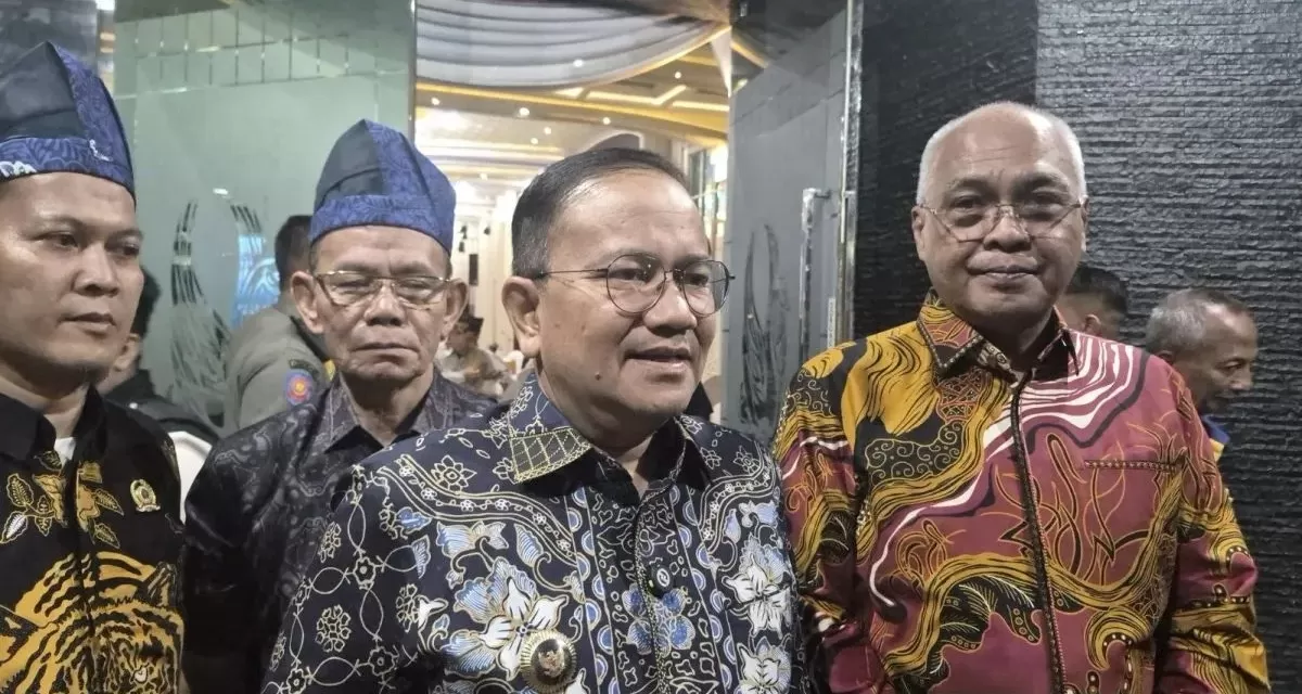 Ketua Umum PWI Pusat Akhmad Munir (kanan) bersama Wali Kota Jambi Maulana (tengah) saat memberikan keterangan kepada wartawan usai kegiatan silaturahim di rumah dinas wali kota, di Jambi, Selasa (19/5 (Foto Istimewa by ANTARA/Agus Suprayitno)