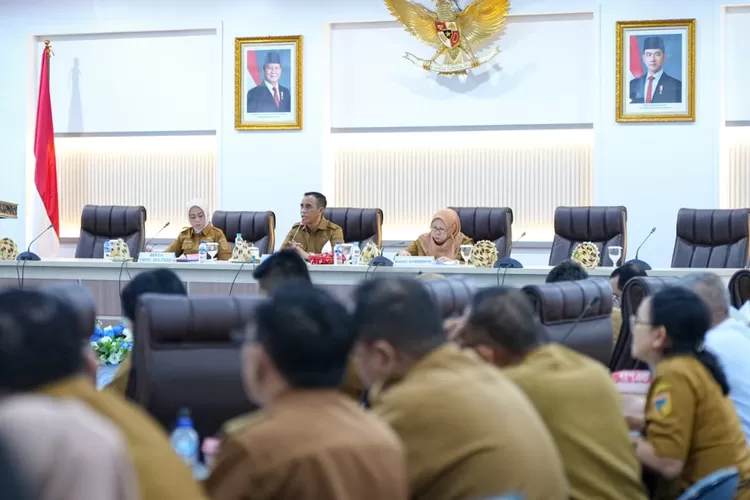 Gubernur Sulteng Anwar Hafid didampingi Wagub Reny Lamadjido dan Sekprov Novalina Wiswadewa, rapat bersama pimpinan OPD pada Senin (6/10/2025) di Kantor Gubernur Sulteng. (Foto: IST).