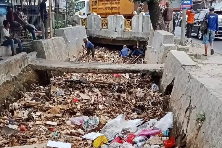 Satgas DPUPR melakukan pengangkatan sampah KCB di Jalan Raya Grogol, Kecamatan Limo. (RADAR DEPOK)