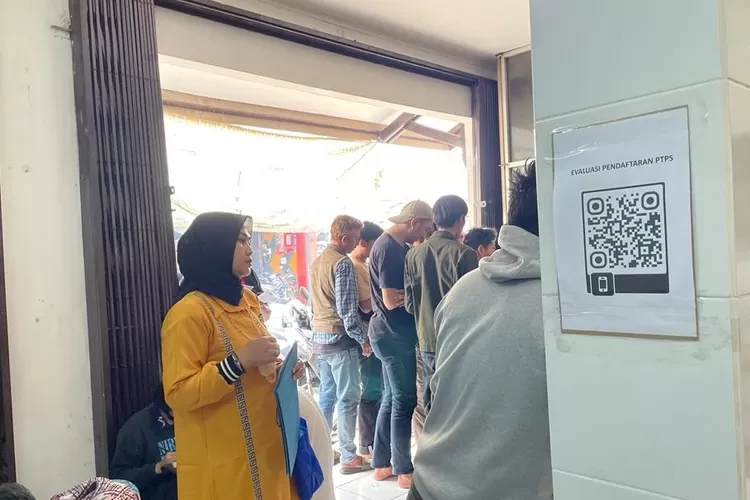 Suasana saat proses pendaftaran pengawas TPS di Kantor Sekretariat Pengawas Pemilu Kecamatan Tapos. (Panwascam Tapos)