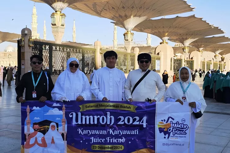 Foto bersama karyawan terbaik Juicefriend yang mendapatkan hadiah umroh ke Tanah Suci Mekkah, Arab Saudi, beberapa waktu lalu. (DOK JUICEFRIEND)