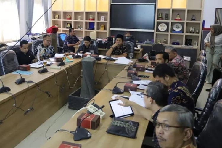 Pansus Raperda Pembudayaan Ideologi Pancasila dan Wawasan Kebangsaan memulai rapat perdananya, di Ruang Komisi C, Jumat, 8 November 2024 (Rahmat/Humpro DPRD Kota Bandung)