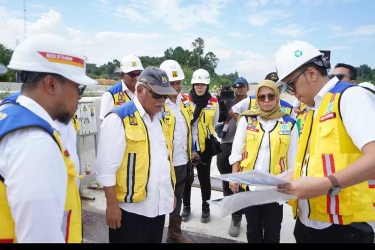 Progres pembangunan tol telah mencapai 81% dan diharapkan dapat digunakan secara fungsional sebelum pelaksanaan upacara 17 Agustus 2024 di IKN Nusantara.